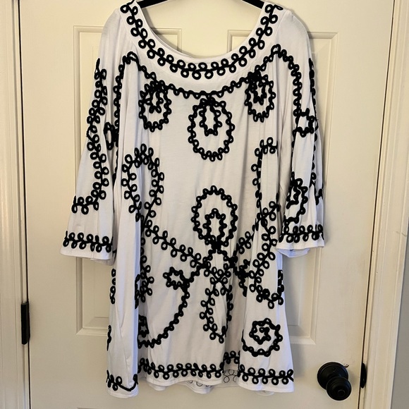 Investments Tops - ⭐️Host Pick⭐️ Investments Women’s top White with Black size 1X